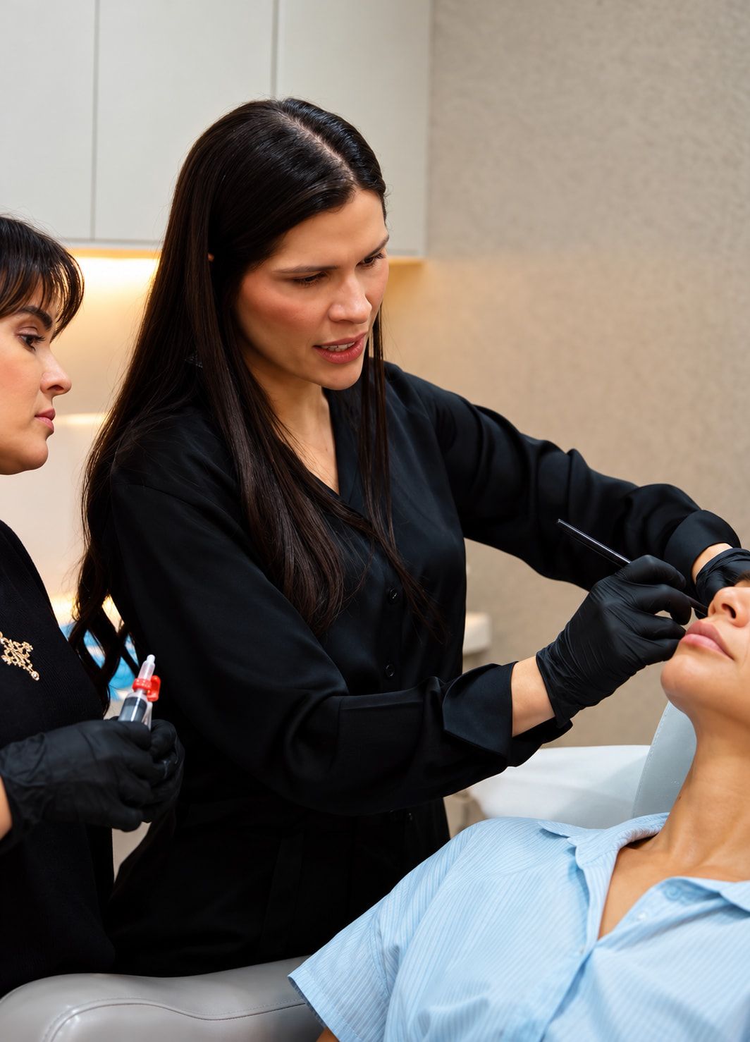 Dra. Ariela orientando uma aluna durante procedimento na pós-graduação