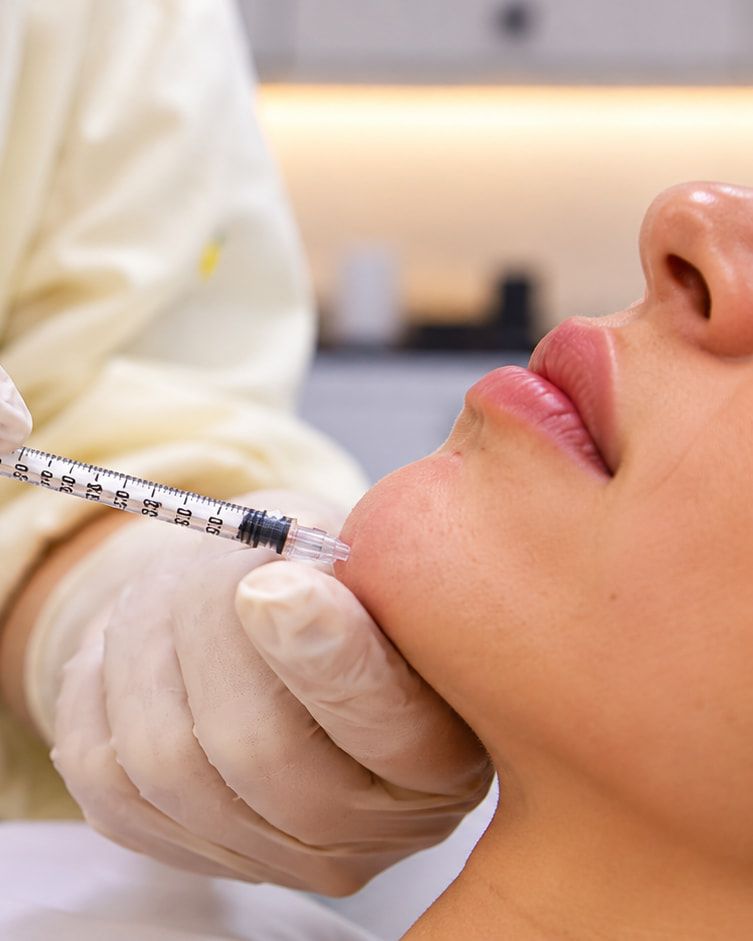 Aplicação com seringa no contorno do queixo, feita com luvas