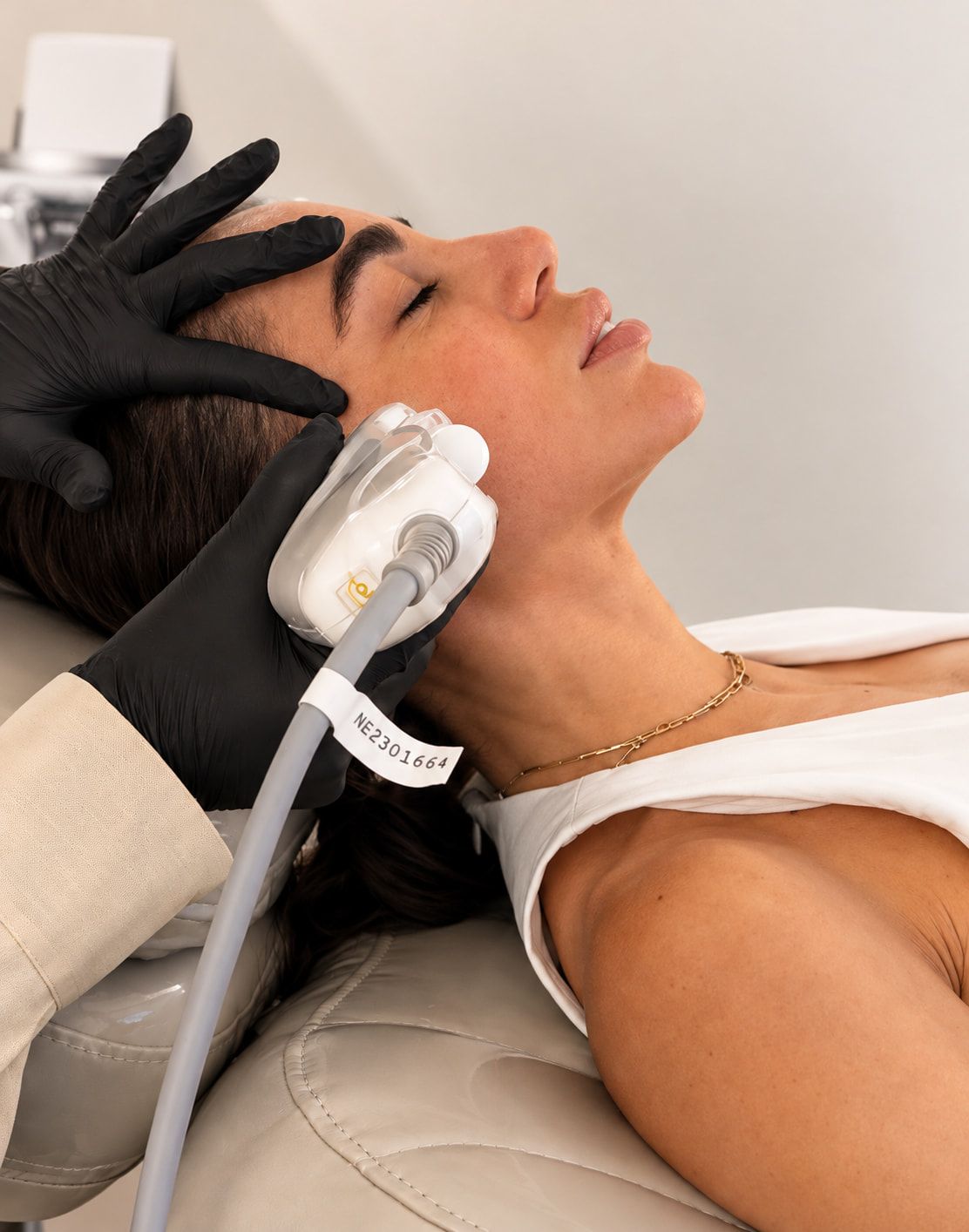 Ultrassom microfocado aplicado no rosto de uma paciente deitada