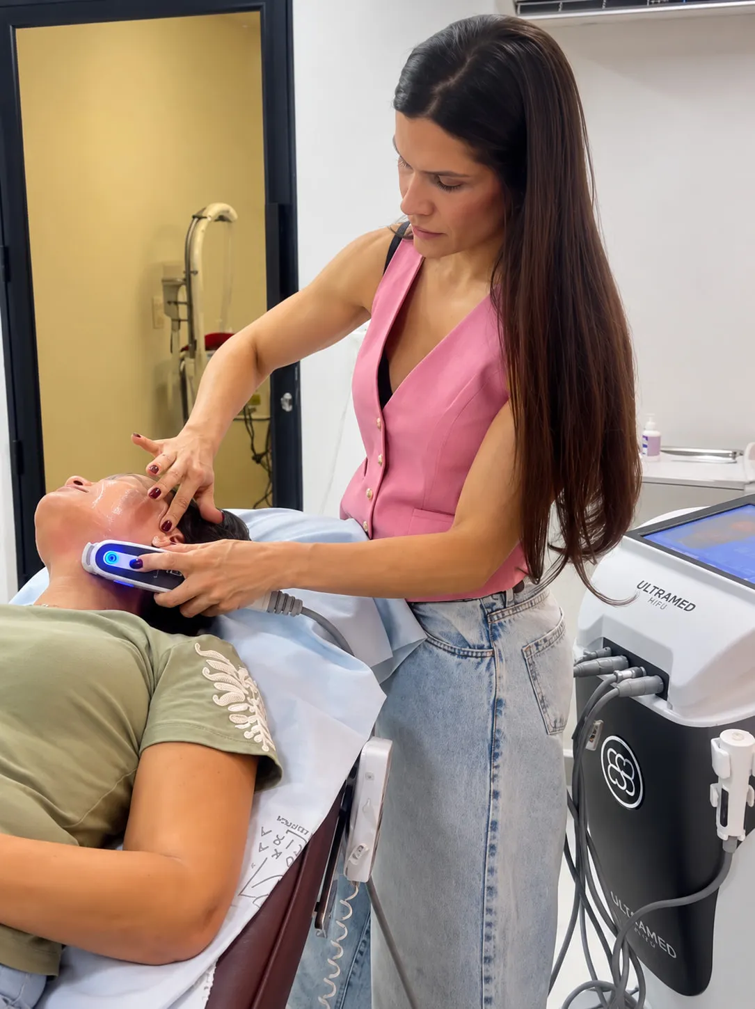 Dra. Ariela realizando ultrassom microfocado facial em uma paciente
