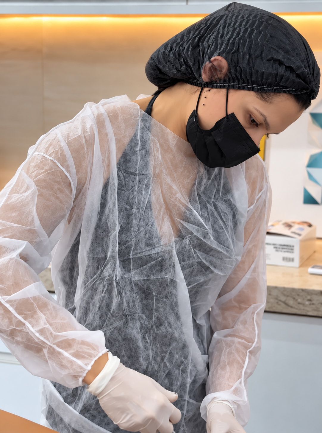 Dra. Ariela paramentada, demonstrando um procedimento no consultório