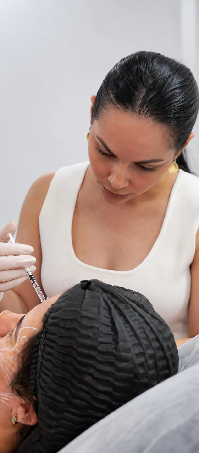 Dra. Ariela realizando aplicação facial com seringa