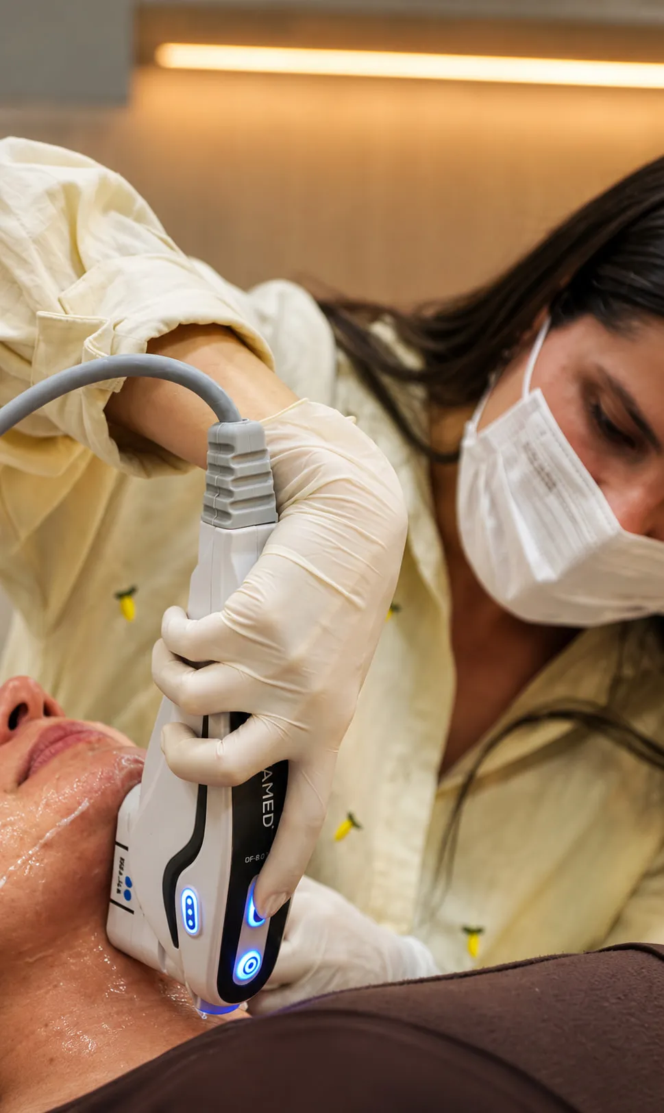 Dra. Ariela aplicando ultrassom microfocado no pescoço da paciente